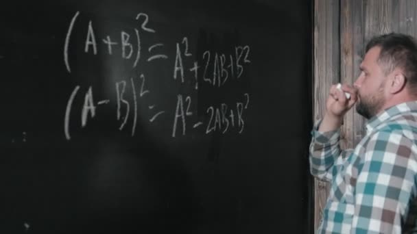Geniální matematik zralé přináší newyorské burzy a doplňuje esej komplikovaných matematických vzorců rovnice — Stock video