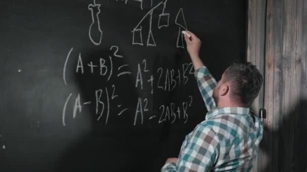 Genialny matematyk dojrzałe przynosi duże płyty i zakończeniu eseju skomplikowanych równania matematyczne formuły — Wideo stockowe