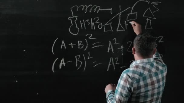 Parlak bir olgun matematikçi büyük bir ekrana getiriyor ve bir kompozisyon karmaşık matematiksel formül denklem tamamlar — Stok video