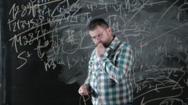 Parlak bir olgun matematikçi büyük bir ekrana getiriyor ve bir kompozisyon karmaşık matematiksel formül denklem tamamlar