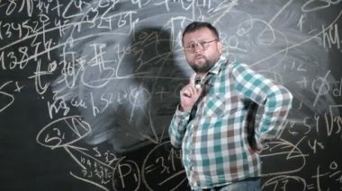 Parlak bir olgun matematikçi büyük bir ekrana getiriyor ve bir kompozisyon karmaşık matematiksel formül denklem tamamlar
