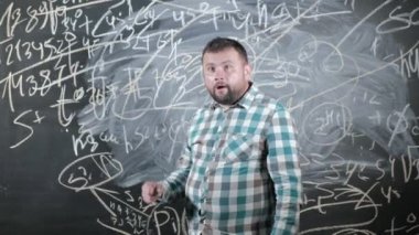 Parlak bir olgun matematikçi büyük bir ekrana getiriyor ve bir kompozisyon karmaşık matematiksel formül denklem tamamlar