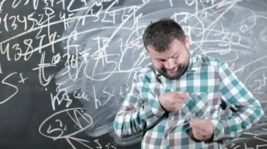 Parlak bir olgun matematikçi büyük bir ekrana getiriyor ve bir kompozisyon karmaşık matematiksel formül denklem tamamlar