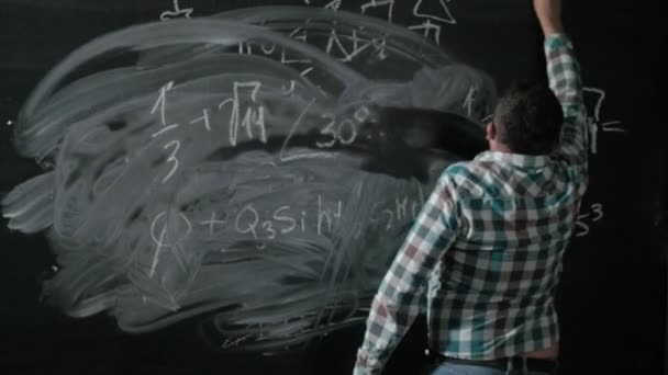 Un matematico maturo brillante porta una grande lavagna e completa un saggio Equazione complicata formula matematica — Video Stock