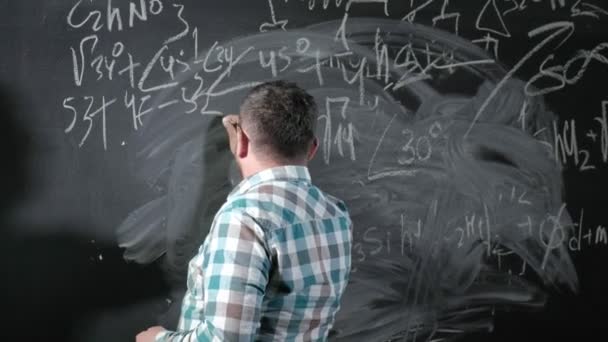 Un matemático maduro brillante trae un tablero grande y completa un ensayo ecuación matemática complicada de la fórmula — Vídeos de Stock