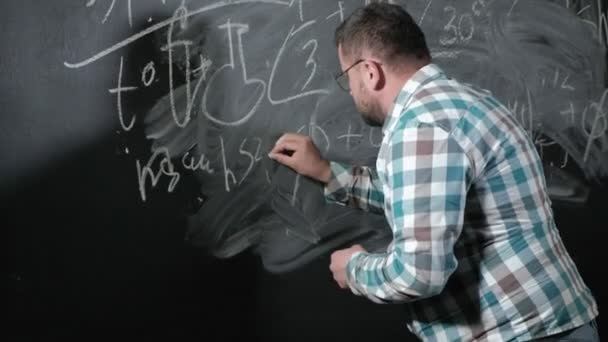 Parlak bir olgun matematikçi büyük bir ekrana getiriyor ve bir kompozisyon karmaşık matematiksel formül denklem tamamlar — Stok video