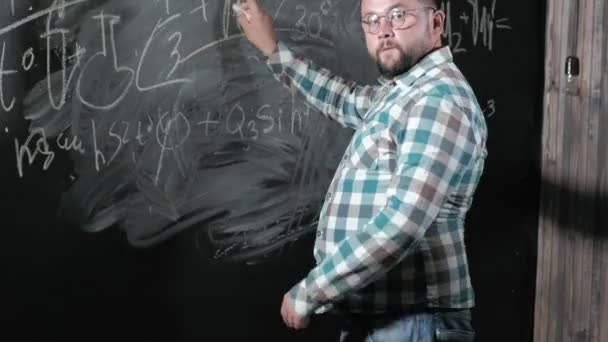 Parlak bir olgun matematikçi büyük bir ekrana getiriyor ve bir kompozisyon karmaşık matematiksel formül denklem tamamlar — Stok video