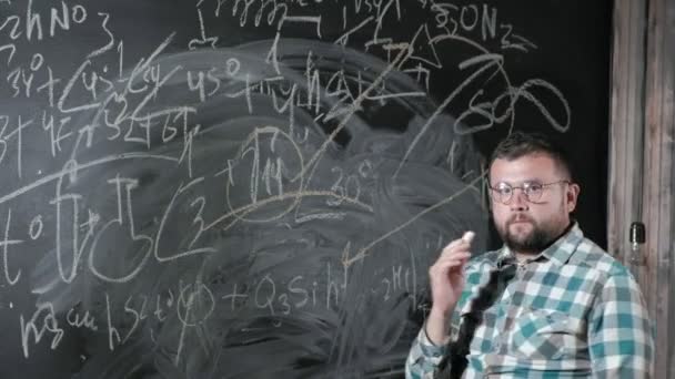 A brilliant mature mathematician brings a big board and completes an essay Complicated mathematical formula equation — Stock Video