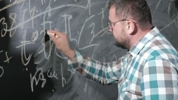 Блискучий зрілий математик приносить велику дошку і завершує есе Складне математичне рівняння формули — стокове відео