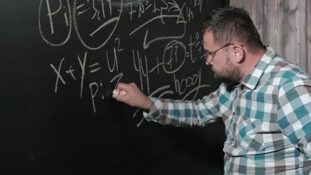 Ein brillanter Mathematiker bringt ein großes Brett mit und vervollständigt einen Aufsatz über komplizierte mathematische Formelgleichungen — Stockvideo