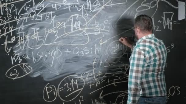 Un matematico maturo brillante porta una grande lavagna e completa un saggio Equazione complicata formula matematica — Video Stock