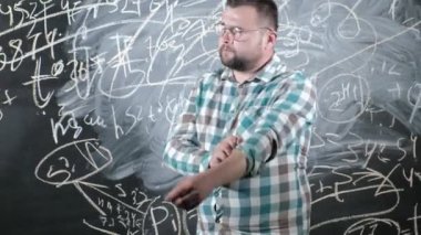 Parlak bir olgun matematikçi büyük bir ekrana getiriyor ve bir kompozisyon karmaşık matematiksel formül denklem tamamlar