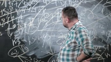 Parlak bir olgun matematikçi büyük bir ekrana getiriyor ve bir kompozisyon karmaşık matematiksel formül denklem tamamlar