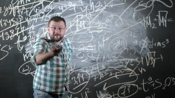 Seorang matematikawan dewasa yang brilian membawa papan besar dan menyelesaikan persamaan rumus matematika rumit — Stok Video