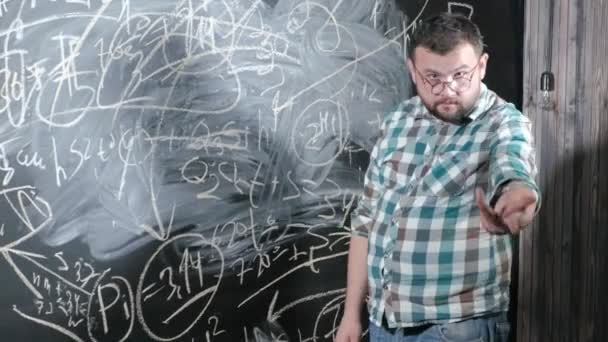 Érett zseniális matematikus hozza a nagy táblára, és befejezi egy esszé bonyolult matematikai képlet egyenlet — Stock videók