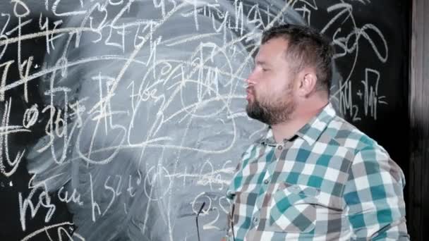 Érett zseniális matematikus hozza a nagy táblára, és befejezi egy esszé bonyolult matematikai képlet egyenlet — Stock videók