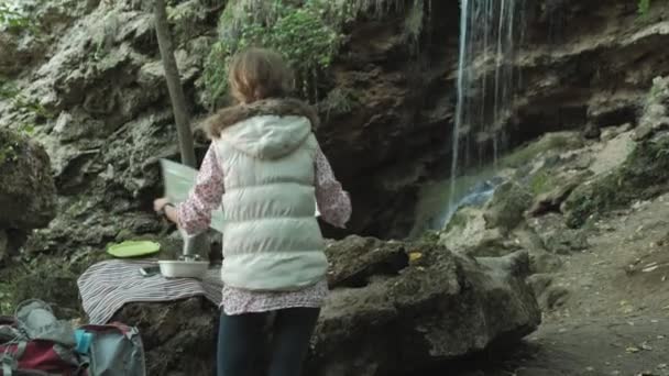 Caminantes mujer está estudiando un mapa en papel de la ruta en el bosque — Vídeo de stock