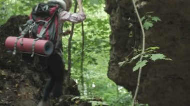 İnsanlar - dağlarda günbatımı turist çifte hiking. Gezgin kadın ayak izi içinde sırt çantaları ile dağlarda günbatımı hiking