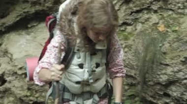 İnsanlar - dağlarda günbatımı turist çifte hiking. Gezgin kadın ayak izi içinde sırt çantaları ile dağlarda günbatımı hiking