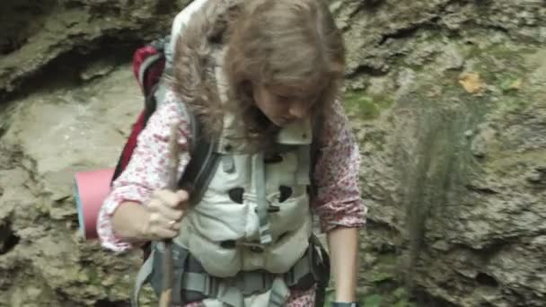 Los excursionistas - los turistas se unen al atardecer en las montañas. Caminata mujer viajera a pie con mochilas en un sendero al atardecer en las montañas — Vídeo de stock