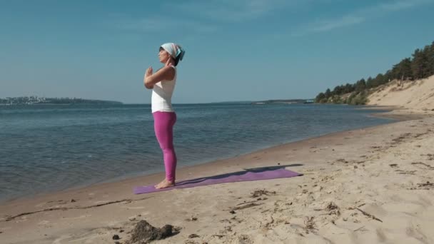 Vieja jubilada haciendo yoga en la playa — Vídeo de stock