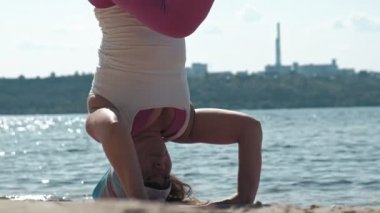 Sahilde bazı yoga yaparken eski emekli kadın