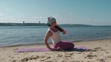 Sahilde bazı yoga yaparken eski emekli kadın