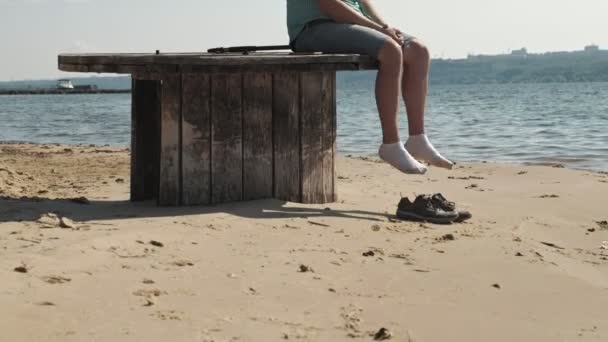 Старая женщина на пенсии занимается йогой на пляже — стоковое видео