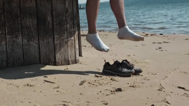 Gammal pensionerad kvinna göra några yoga på stranden — Stockvideo