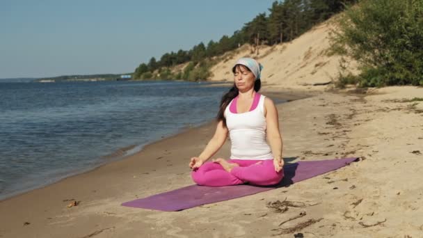 Gammal Pensionerad Kvinna Göra Några Yoga Stranden Super Slowmotion Fhd — Stockvideo