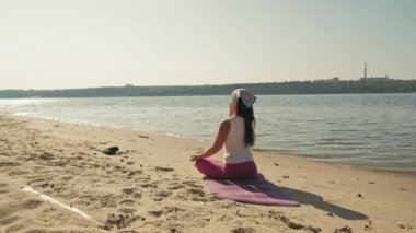 Yaşlı kadın plaj süper ağır çekim üzerinde bazı yoga yaparken emekli