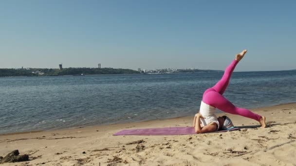 Vieja jubilada haciendo yoga en la playa super cámara lenta — Vídeo de stock