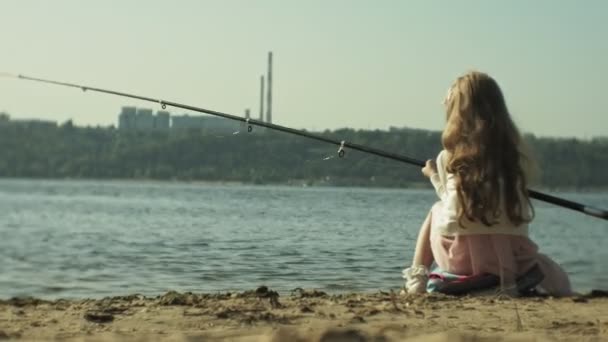 Petite fille mignonne joue avec une canne à pêche sur un bateau de pêche près de la rivière — Video