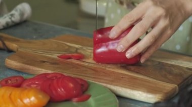 Kadının closeup hazırlama ürünleri pizza ve pişirme için hazırlamak için eller