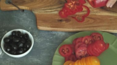 Kadının closeup hazırlama ürünleri pizza ve pişirme için hazırlamak için eller