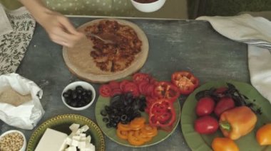 Kadının closeup hazırlama ürünleri pizza ve pişirme için hazırlamak için eller