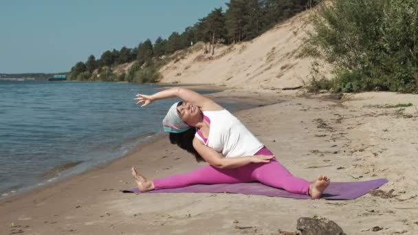 Gammal Pensionerad Kvinna Göra Några Yoga Stranden — Stockvideo