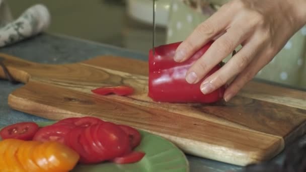 Primeros planos de las manos de las mujeres preparando productos para la pizza y preparándola para hornear — Vídeo de stock