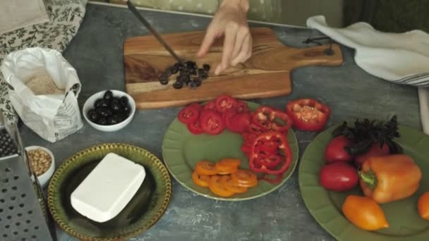 Womans kezek Vértes előkészítése termékek a pizza és a felkészülés a sütés — Stock videók