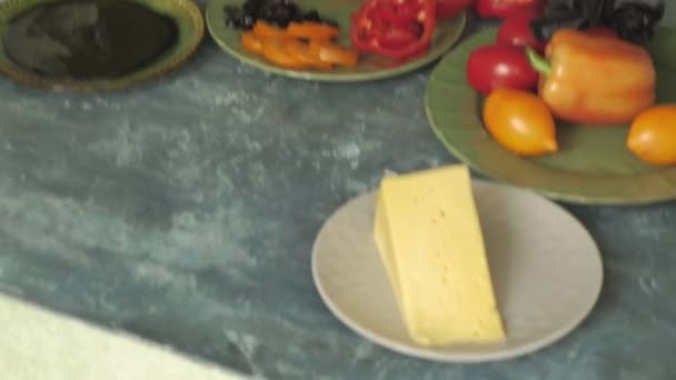 Femmes mains gros plan préparant des produits pour la pizza et la préparant pour la cuisson 