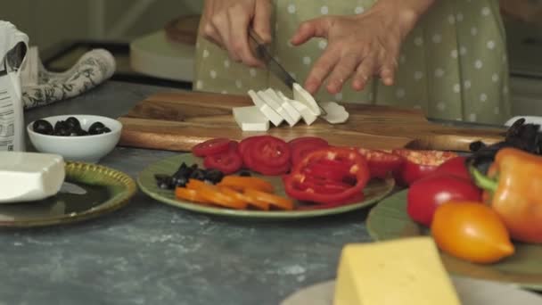 Primeros planos de las manos de las mujeres preparando productos para la pizza y preparándola para hornear — Vídeos de Stock