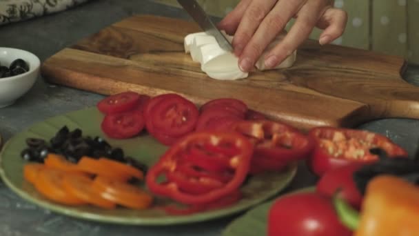 Женские руки крупным планом готовят продукты для пиццы и готовят ее к выпечке — стоковое видео