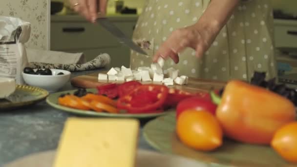 Dames Handen Close Voorbereiden Producten Voor Pizza Voorbereiden Voor Bakken — Stockvideo