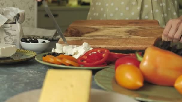 Жінки руки крупним планом готують продукти для піци і готують їх до випічки — стокове відео
