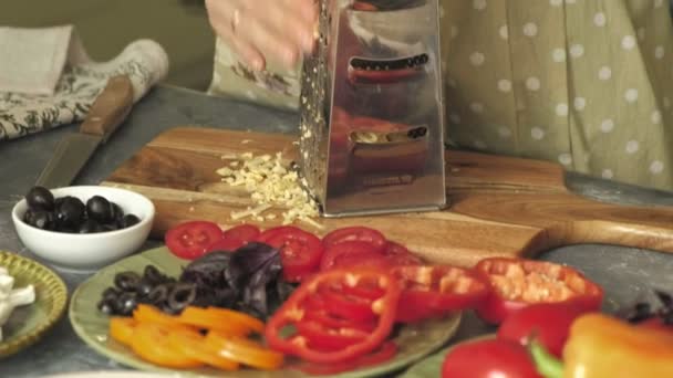 Frauen in Nahaufnahme bereiten Produkte für Pizza vor und bereiten sie zum Backen zu — Stockvideo