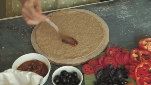 Mãos femininas close-up preparar produtos para pizza e prepará-lo para assar — Vídeo de Stock