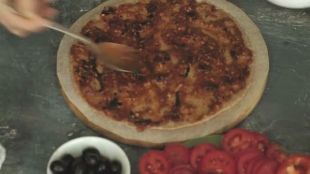 Mãos femininas close-up preparar produtos para pizza e prepará-lo para assar — Vídeo de Stock