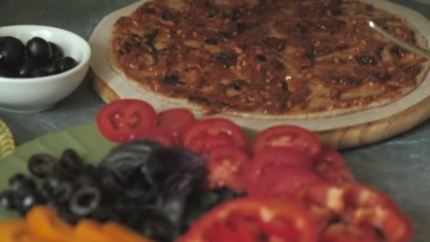 Mãos femininas close-up preparar produtos para pizza e prepará-lo para assar — Vídeo de Stock
