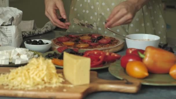 Kvinnans händer närbild förbereder produkter för pizza och förbereda det för bakning — Stockvideo