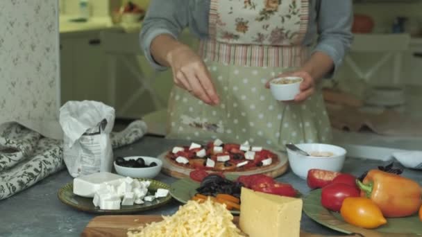 Kvinnans händer närbild förbereder produkter för pizza och förbereda det för bakning — Stockvideo